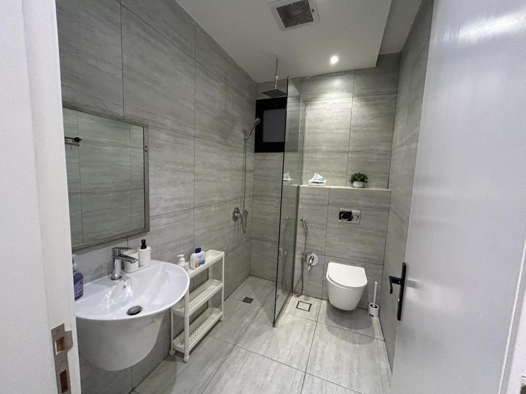 Smart luxury apartment 3bedrooms في الرياض: حمام مع حوض ومرحاض