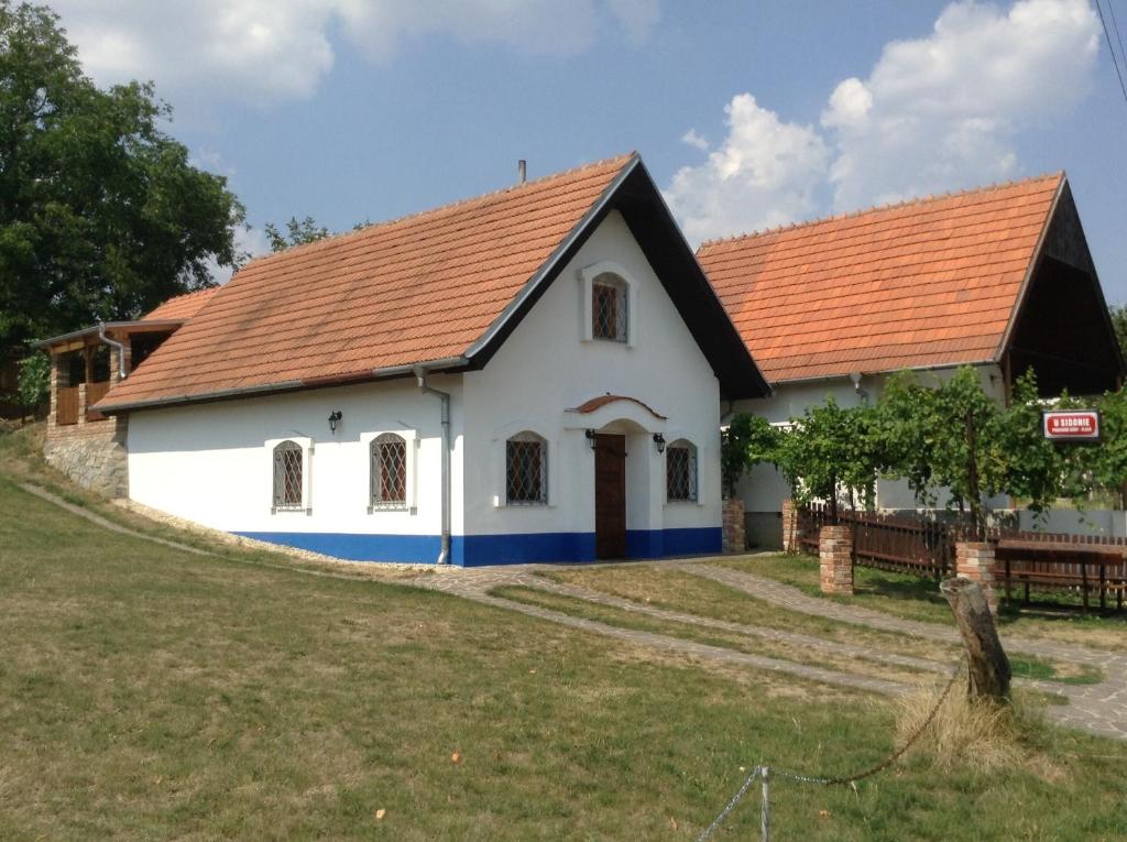 a house with a red roof at Vinný sklipek u Sidonie in Vlkoš