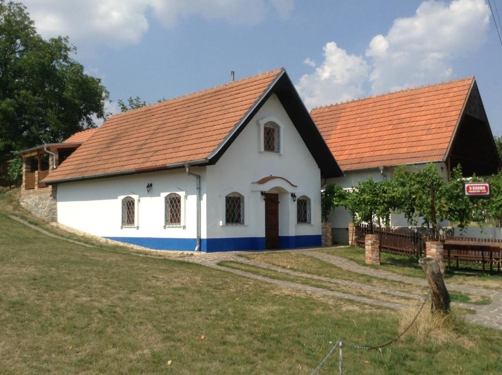 una casa con techo rojo en Vinný sklipek u Sidonie, en Vlkoš