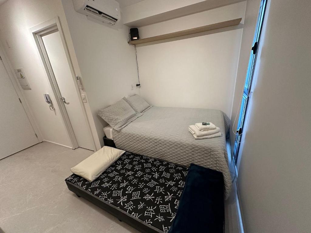 um pequeno quarto com duas camas individuais em Studio Jardins Pamplona Cd 1310 em São Paulo