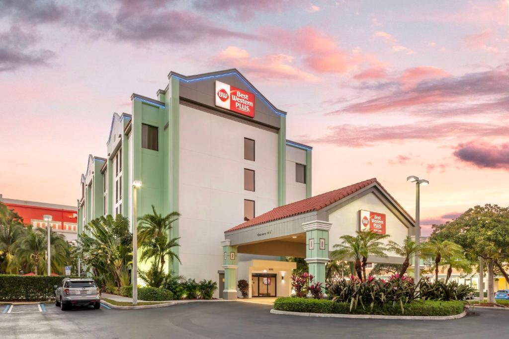 una representación del frente de un hotel en Best Western Plus Kendall Hotel &amp; Suites, en Kendall