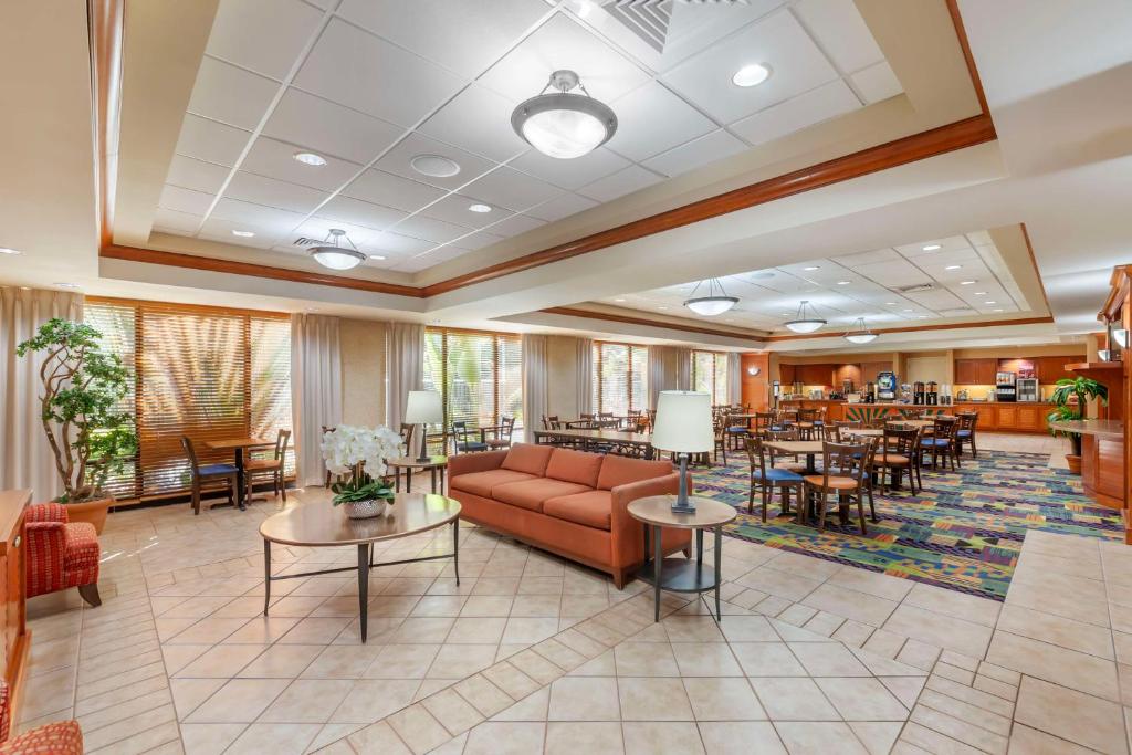 Posezení v ubytování Best Western Plus Kendall Hotel & Suites