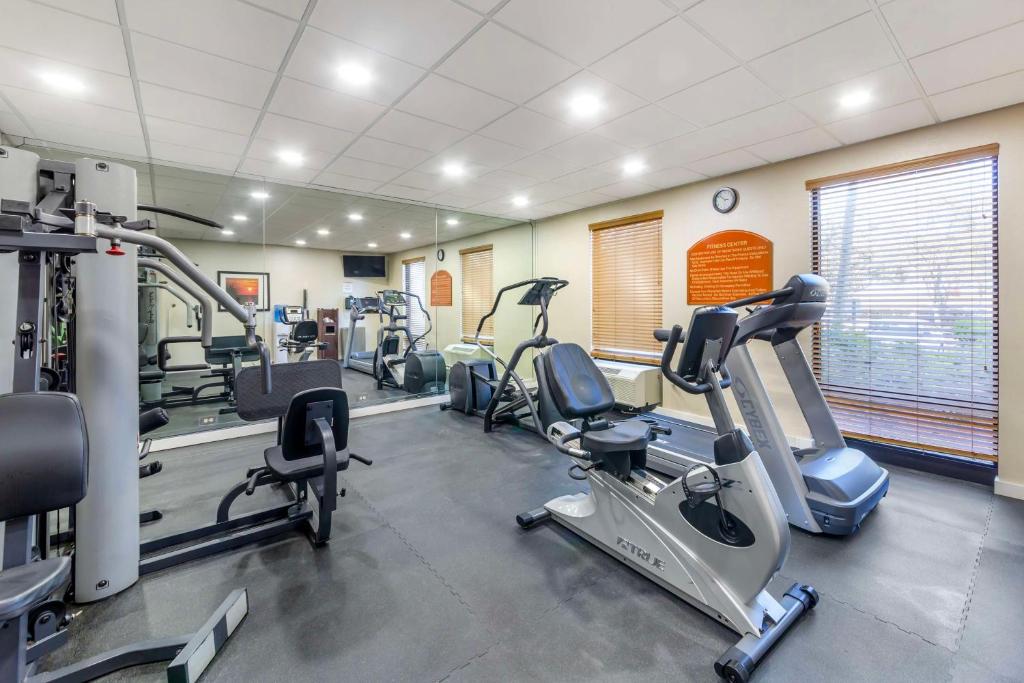 Fitness centrum a/nebo fitness zařízení v ubytování Best Western Plus Kendall Hotel & Suites