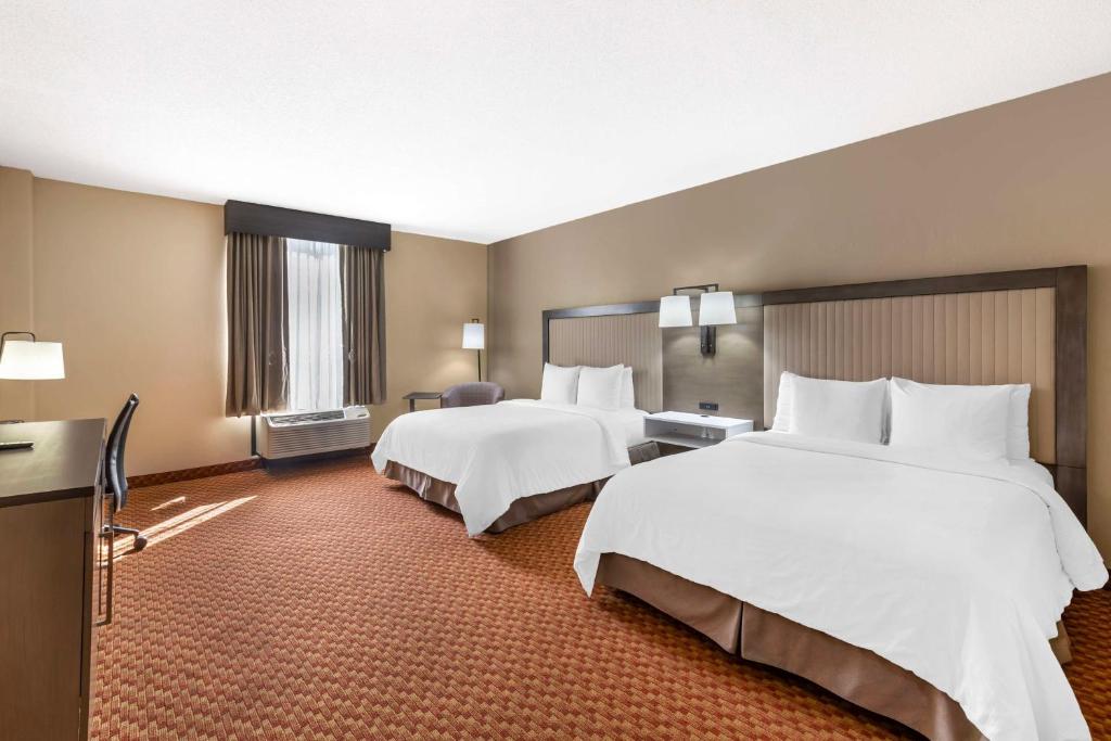 Postel nebo postele na pokoji v ubytování Best Western Plus Kendall Hotel & Suites