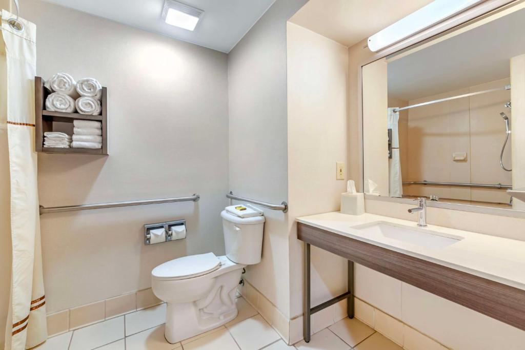 Koupelna v ubytování Best Western Plus Kendall Hotel & Suites