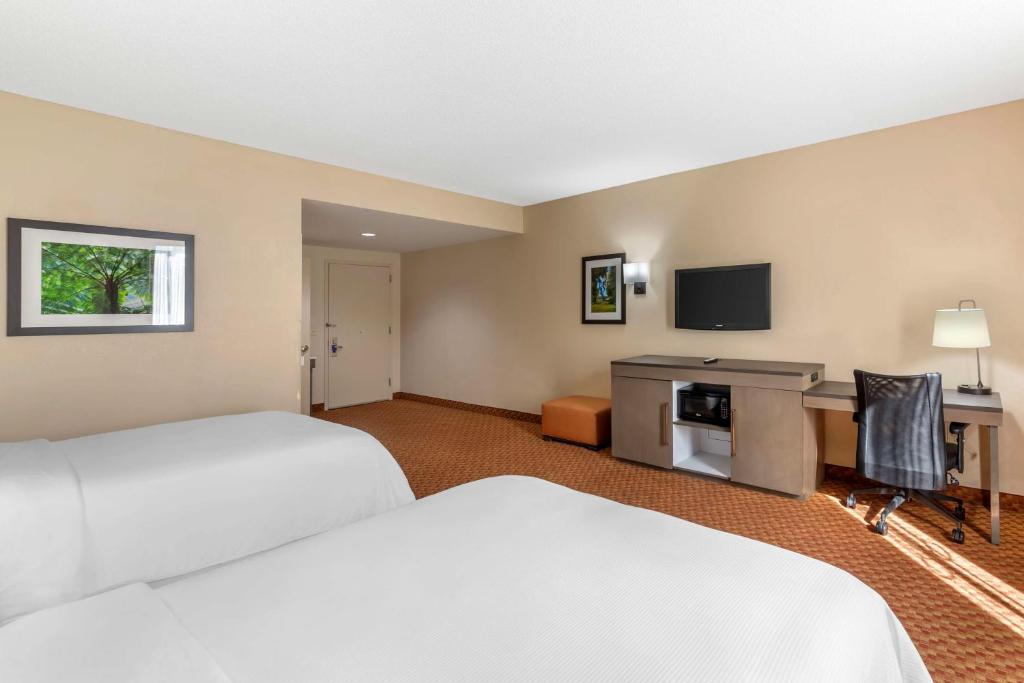 TV a/nebo společenská místnost v ubytování Best Western Plus Kendall Hotel & Suites