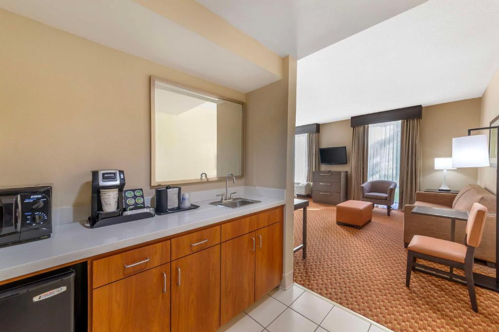 Kuchyň nebo kuchyňský kout v ubytování Best Western Plus Kendall Hotel & Suites