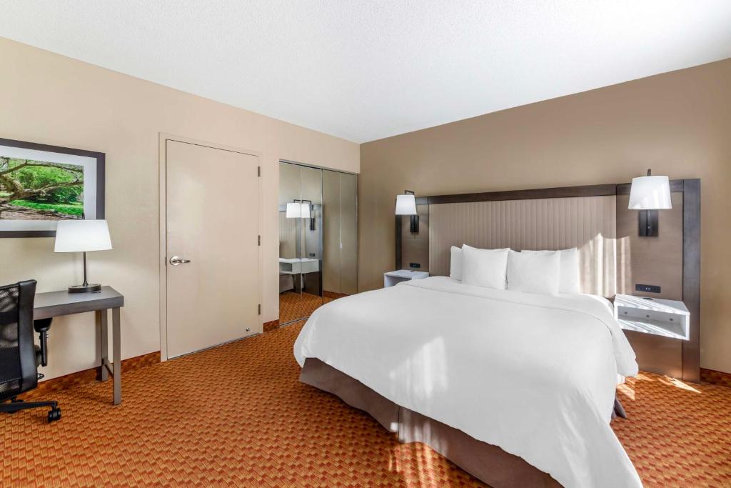 Postel nebo postele na pokoji v ubytování Best Western Plus Kendall Hotel & Suites