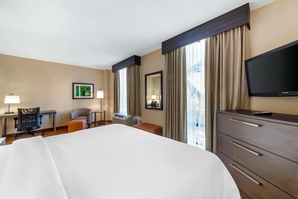TV a/nebo společenská místnost v ubytování Best Western Plus Kendall Hotel & Suites