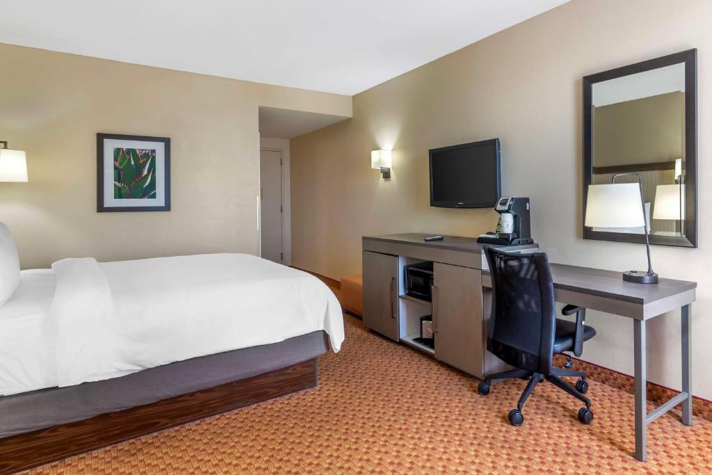 TV a/nebo společenská místnost v ubytování Best Western Plus Kendall Hotel & Suites