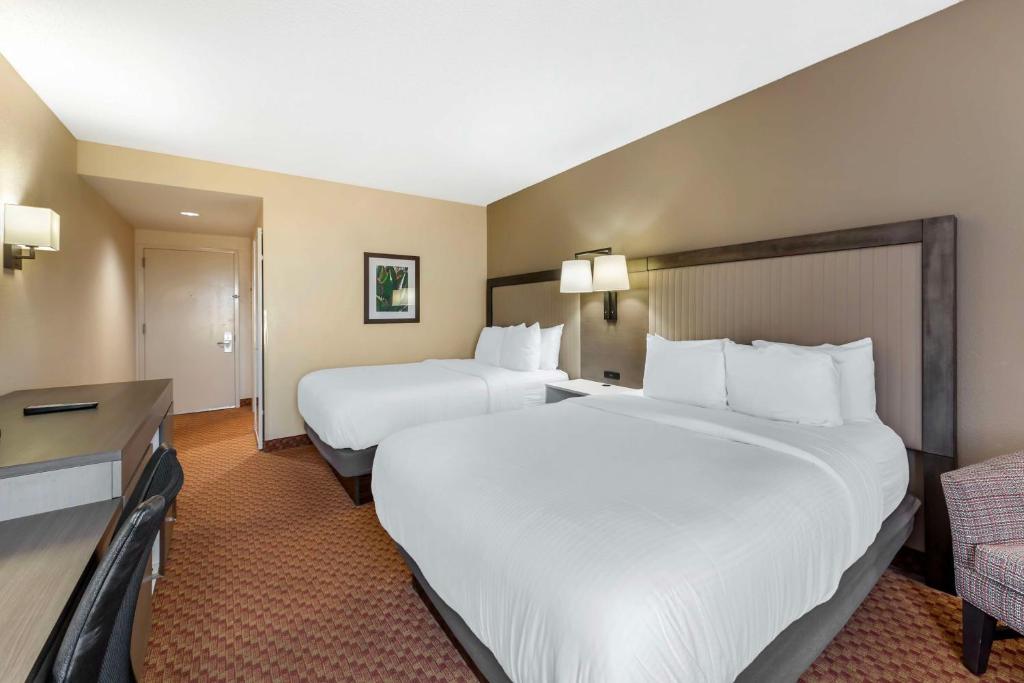 Postel nebo postele na pokoji v ubytování Best Western Plus Kendall Hotel & Suites