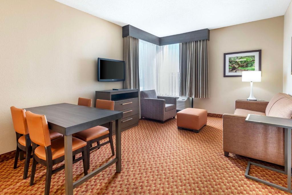 TV a/nebo společenská místnost v ubytování Best Western Plus Kendall Hotel & Suites