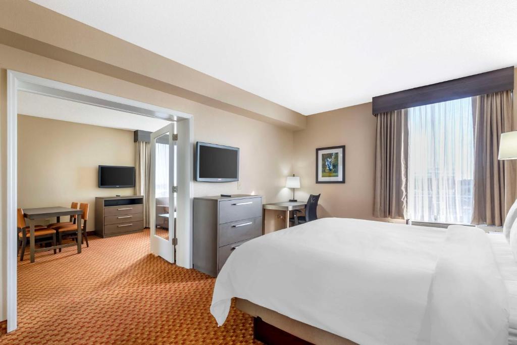 TV a/nebo společenská místnost v ubytování Best Western Plus Kendall Hotel & Suites