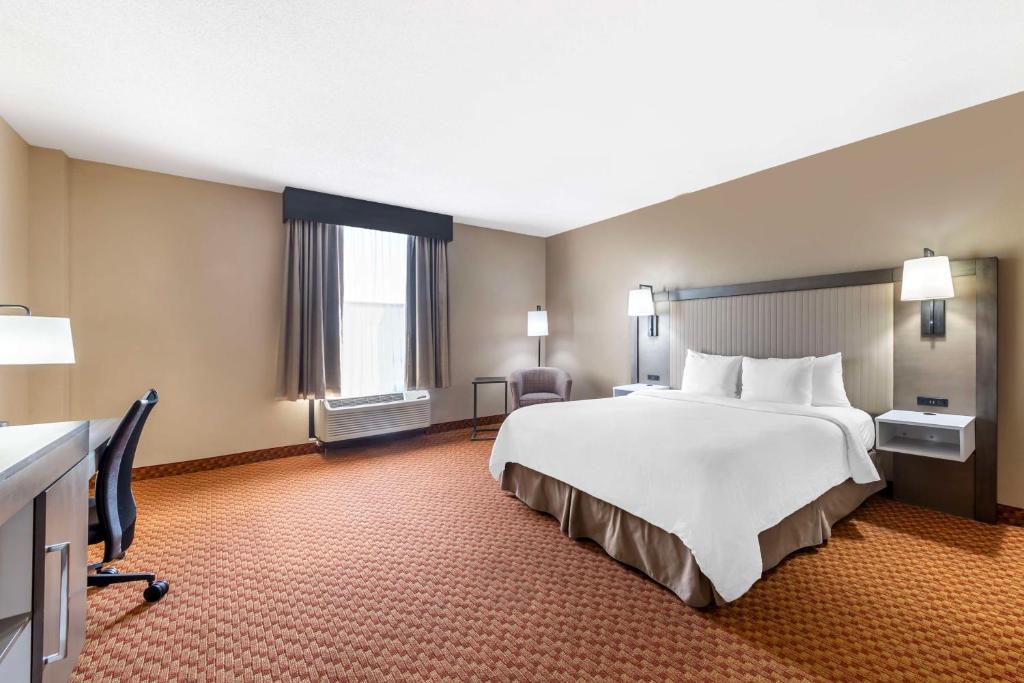 Postel nebo postele na pokoji v ubytování Best Western Plus Kendall Hotel & Suites