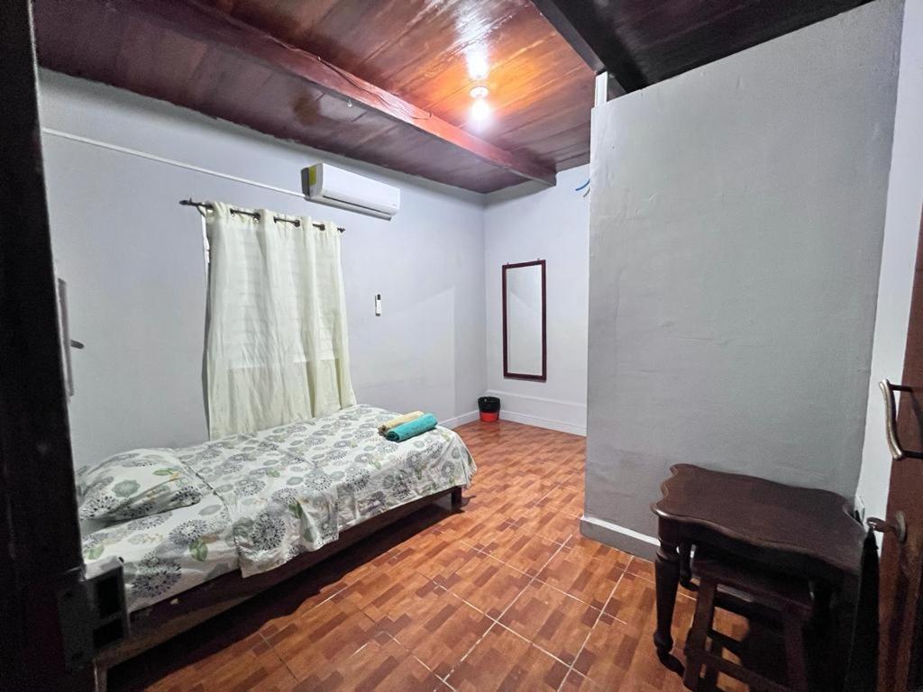 1 dormitorio con 1 cama y suelo de madera en Hotel Pacific Surf Tunco Beach best Room Surf City, en La Libertad