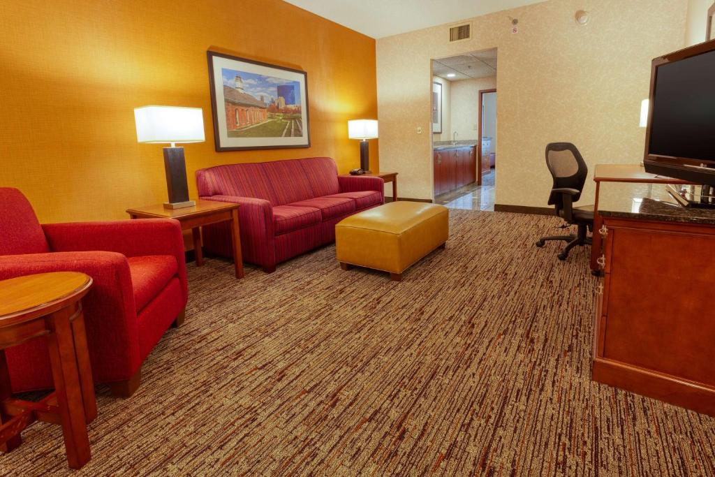 Drury Inn & Suites Indianapolis Northeast - King Suite Met Bankbed