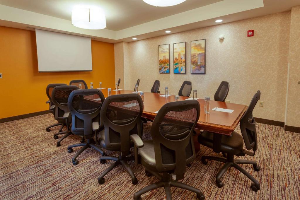 Drury Inn & Suites Indianapolis Northeast - King Room - Toegang