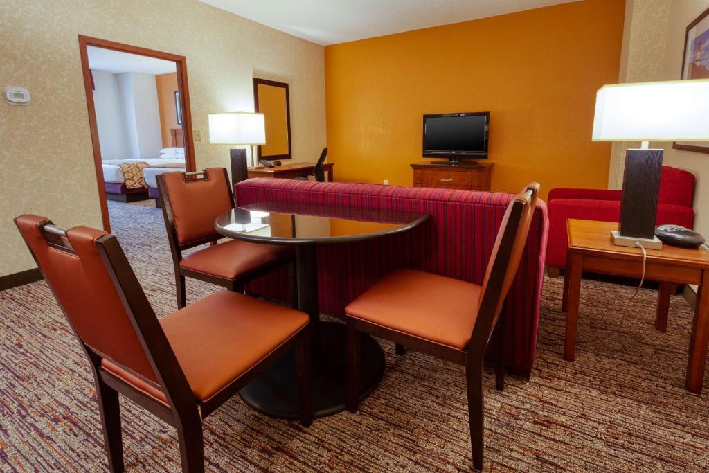 Drury Inn & Suites Indianapolis Northeast - Ruim Queen Suite