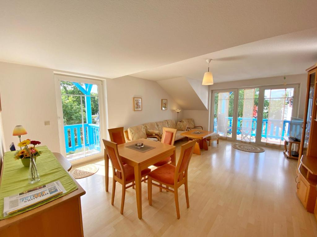 ein Wohnzimmer mit einem Tisch und einem Sofa in der Unterkunft Ferienwohnung Osterholz in Baabe