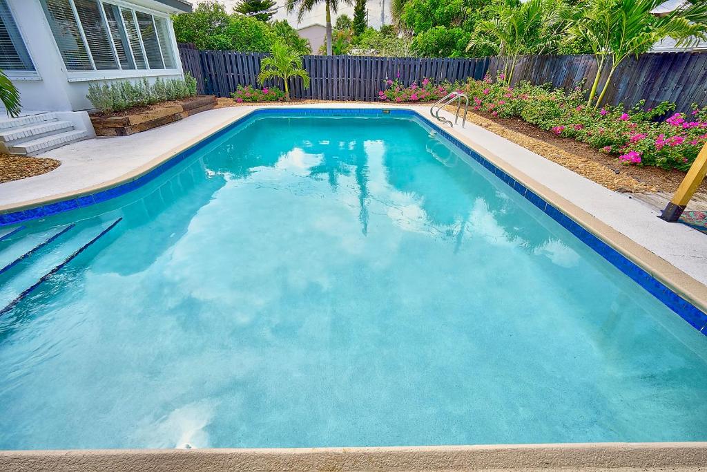 einen Pool mit blauem Wasser im Hof in der Unterkunft Santorini Pool House Wilton Manors Walk to the Dr in Fort Lauderdale
