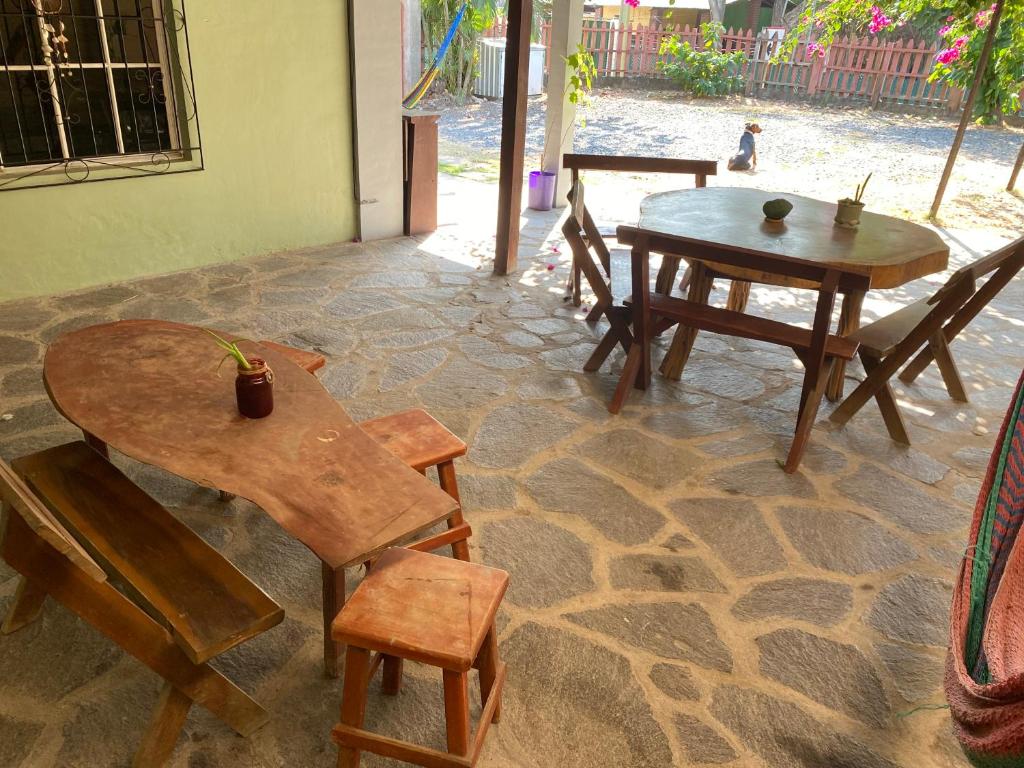 dos mesas y sillas sentadas en un suelo de piedra en Hotel Pacific Surf Tunco Beach with AC best room Surf City en Tamanique