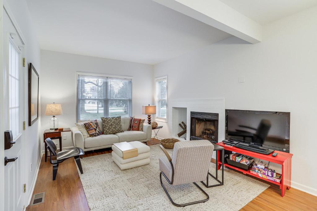 サウス・ヘイブンにあるWalk to Lake Michigan - South Haven Condo!のソファとテレビのあるリビングルーム