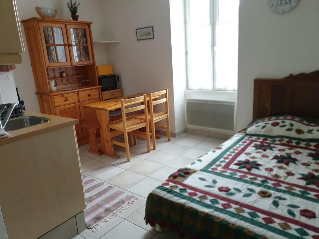 une cuisine et une chambre avec un lit et une table dans l'établissement Studio cosy à 300 m de la plage, cœur de La Turballe, tous commerces à pied - FR-1-306-901, à La Turballe