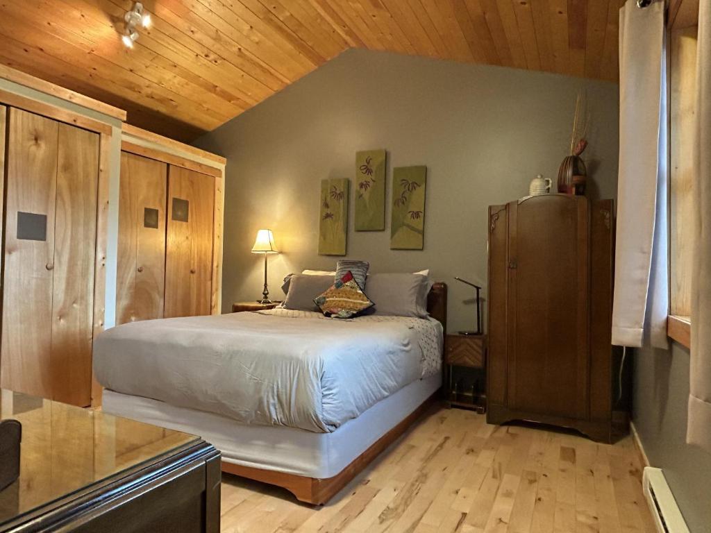 Postel nebo postele na pokoji v ubytování Morning Star Log Cabin