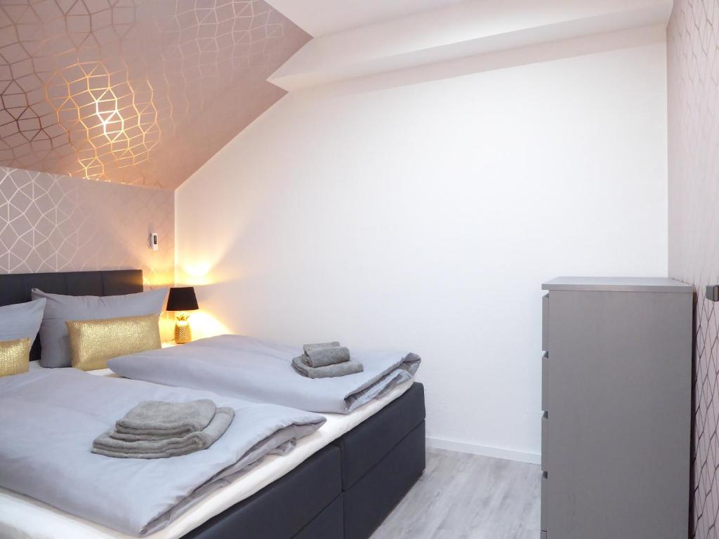 Postel nebo postele na pokoji v ubytování Glamory Winterberg Ferienwohnung Pool Sauna Wifi 6 Personen near Bikepark Balkon PS4