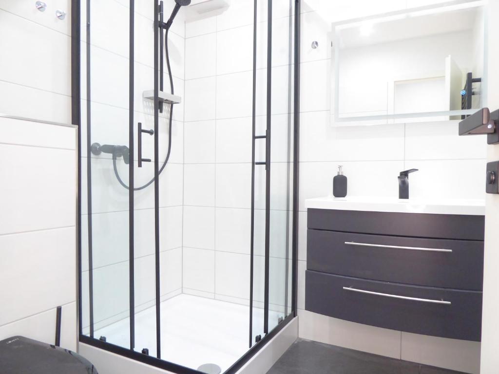 Koupelna v ubytování Glamory Winterberg Ferienwohnung Pool Sauna Wifi 6 Personen near Bikepark Balkon PS4