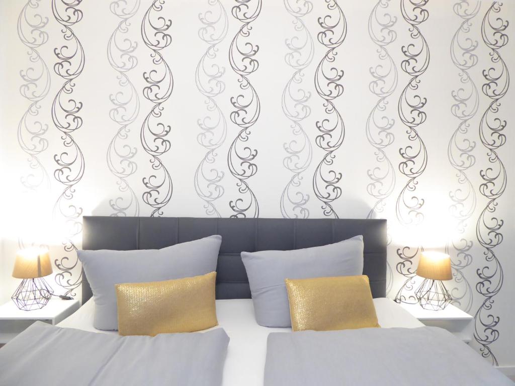 Postel nebo postele na pokoji v ubytování Glamory Winterberg Ferienwohnung Pool Sauna Wifi 6 Personen near Bikepark Balkon PS4