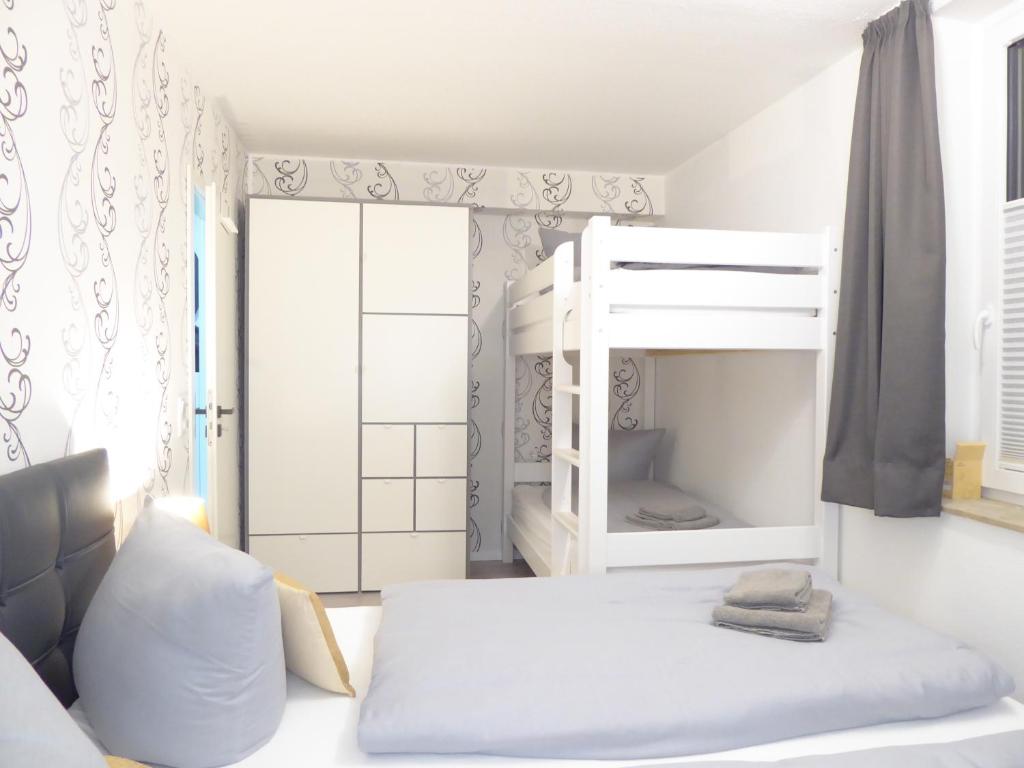Postel nebo postele na pokoji v ubytování Glamory Winterberg Ferienwohnung Pool Sauna Wifi 6 Personen near Bikepark Balkon PS4