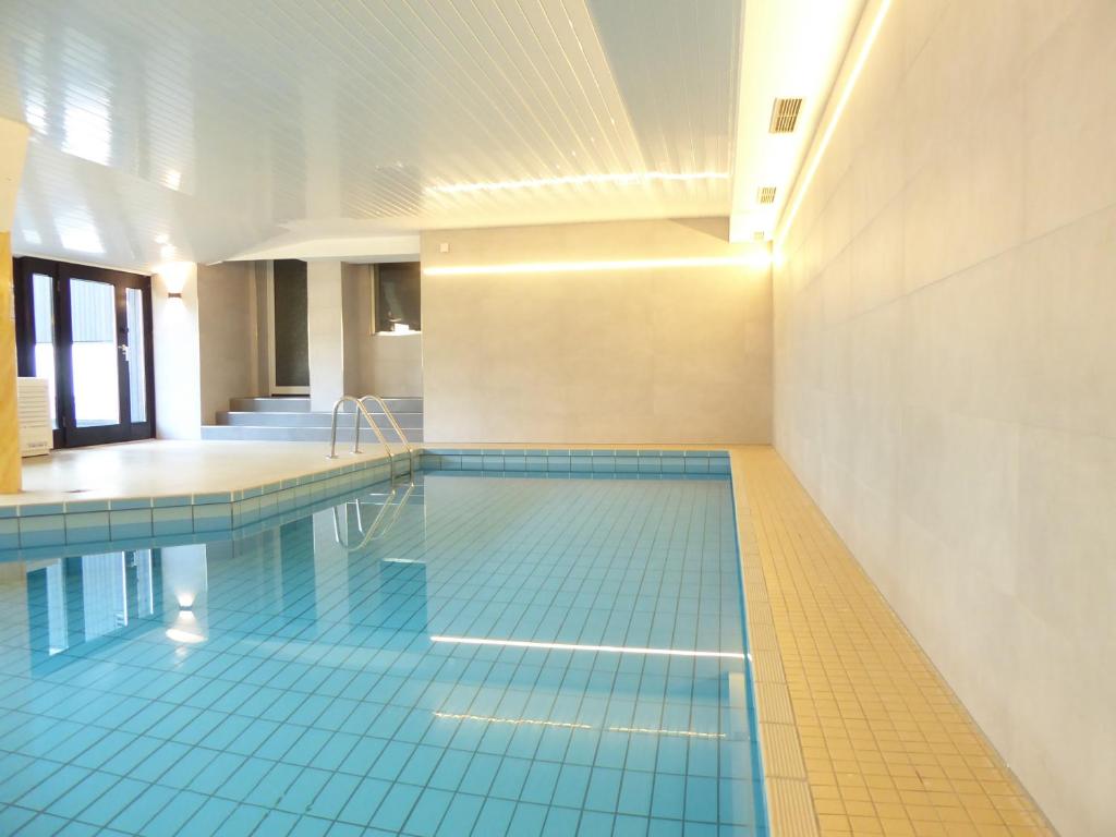 Bazén v ubytování Glamory Winterberg Ferienwohnung Pool Sauna Wifi 6 Personen near Bikepark Balkon PS4 nebo v jeho okolí