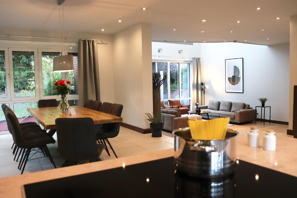 Posezení v ubytování Das Rosenhaus - luxoriöses Ferienhaus mit viel Platz für die ganze Familie von "Momentic"