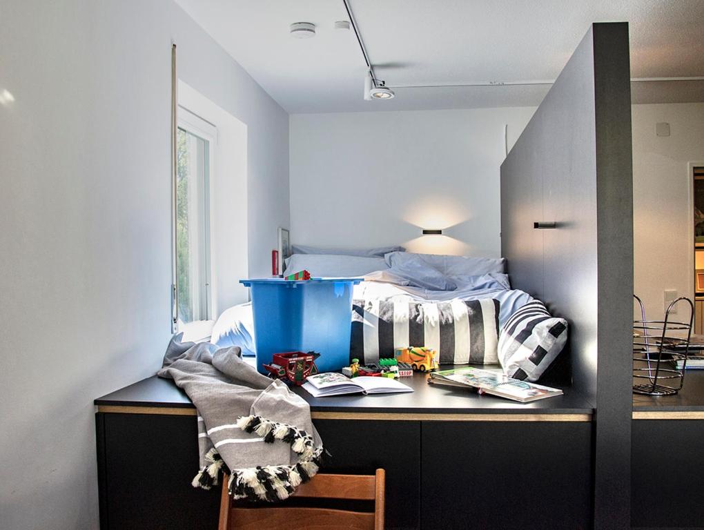 - une chambre avec un lit et un bureau avec un seau bleu dans l'établissement GreenHill 4 - mit Privatsauna, à Oberstaufen