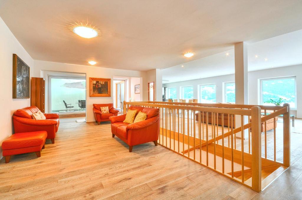 Televízia a/alebo spoločenská miestnosť v ubytovaní Eichenhof Top 2 - by Alpen Apartments