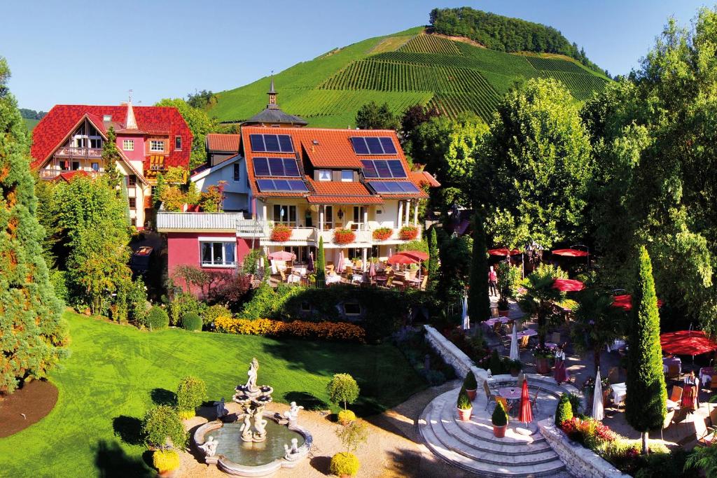 eine Luftansicht eines Hauses mit Sonnenkollektoren in der Unterkunft Hotel Rebstock Durbach in Durbach