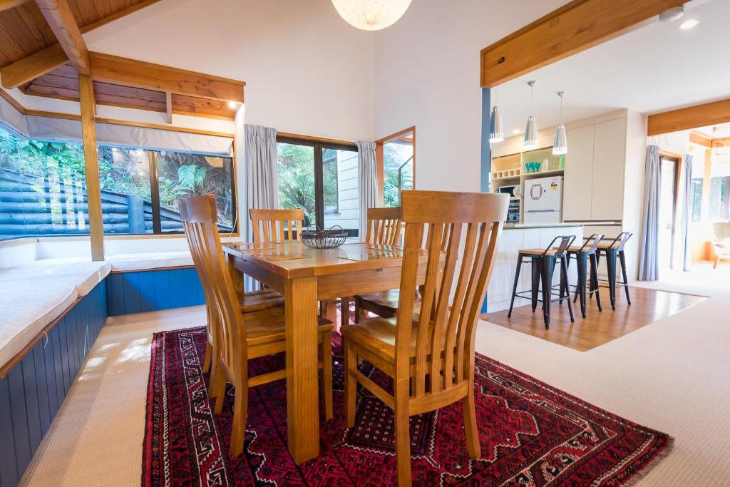 ロトルアにあるRidge Retreatのキッチン、ダイニングルーム(木製のテーブルと椅子付)