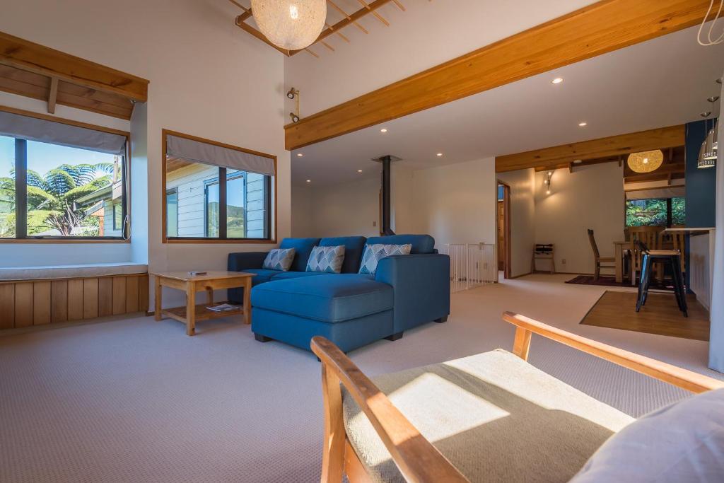 ロトルアにあるRidge Retreatのリビングルーム(青いソファ、テーブル付)