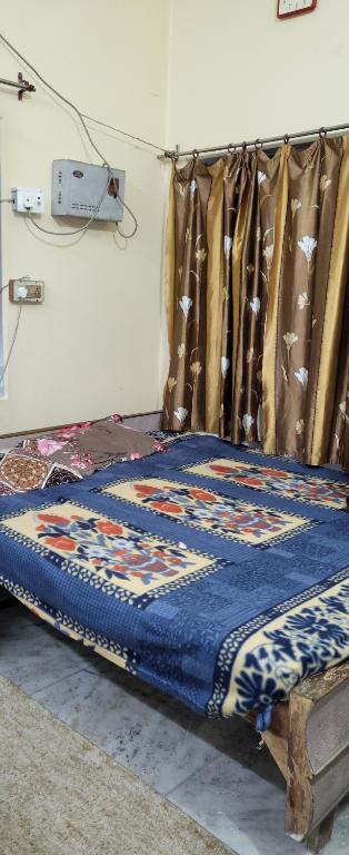 Mughal Sarāi的住宿－Sharad Niwas，一张床上的蓝色被子