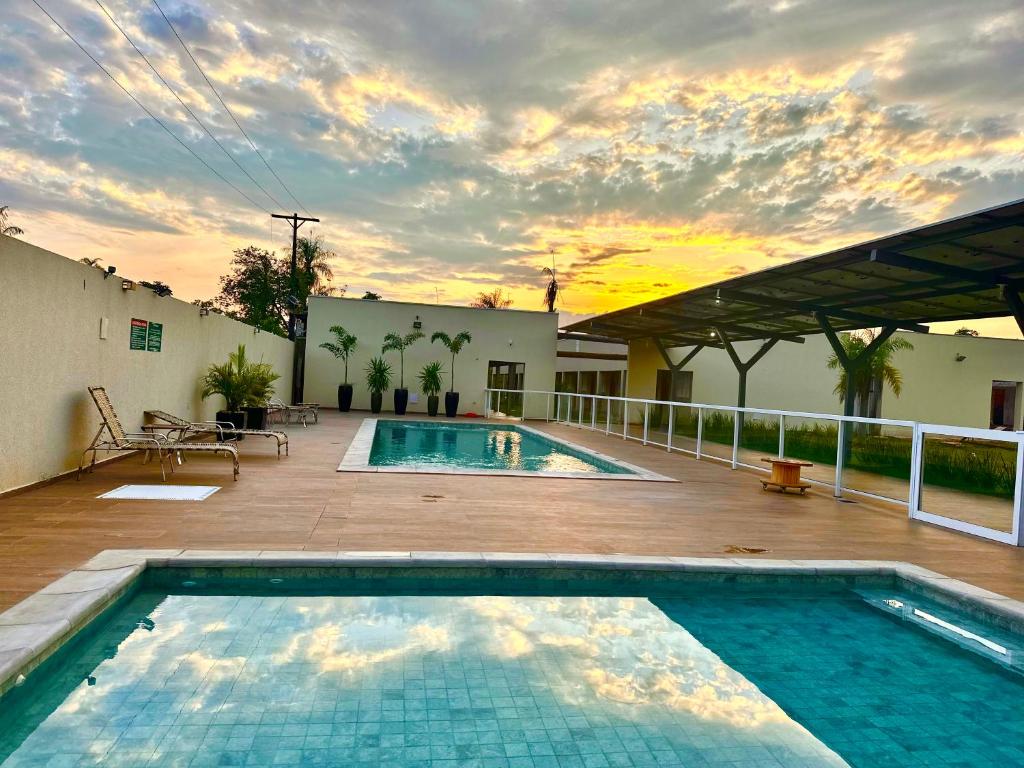 una piscina en un patio con puesta de sol en Verdant hotel, en Bonito