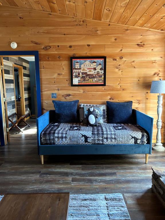 Cama azul en habitación con pared de madera en Blue Beary Delight Newly renovated Near Everything, en Sevierville