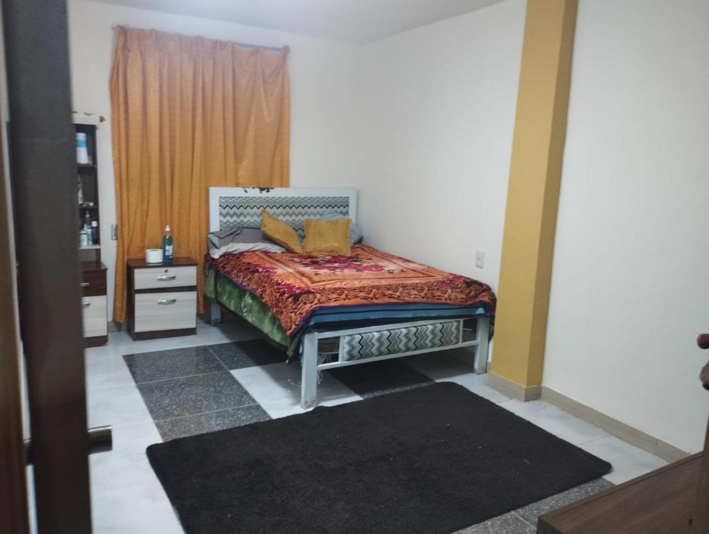 - une petite chambre avec un lit et une fenêtre dans l'établissement Habitación Oruro Carnaval 2024, à Oruro