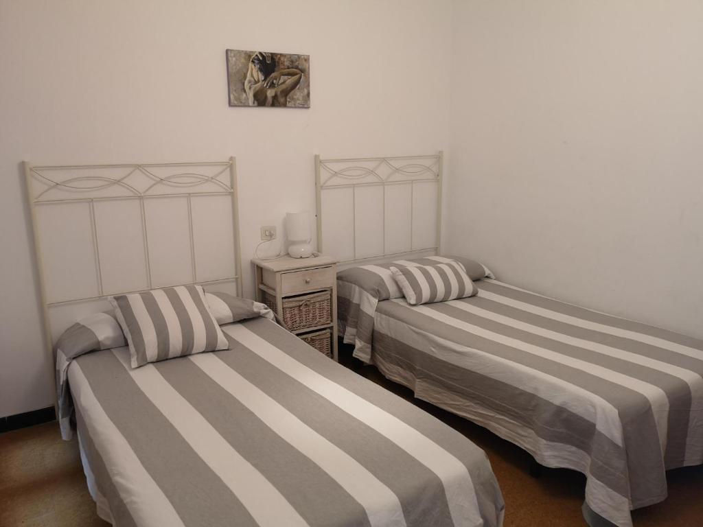 Posteľ alebo postele v izbe v ubytovaní CASTELLAR 46 2º - Apartamento en el centro del Port de Llançà - ES-228-30