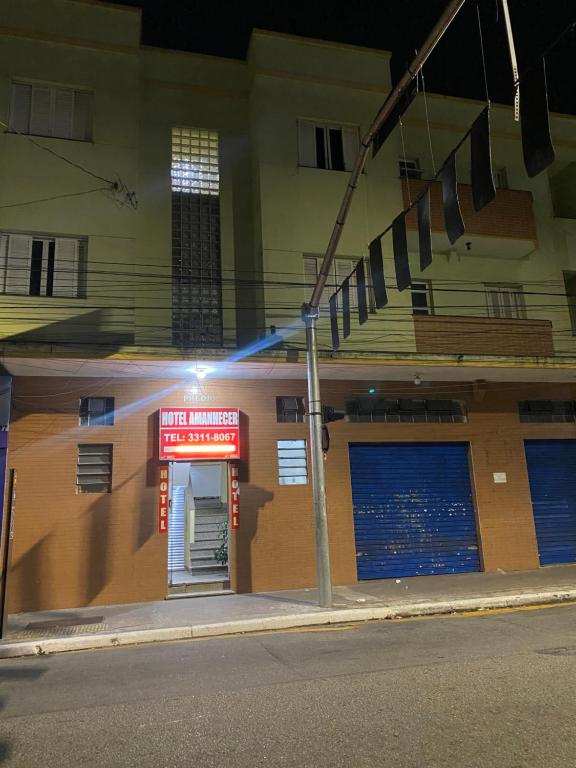 un bâtiment avec une lumière bleue devant lui dans l'établissement Hotel Amanhecer, à São Paulo