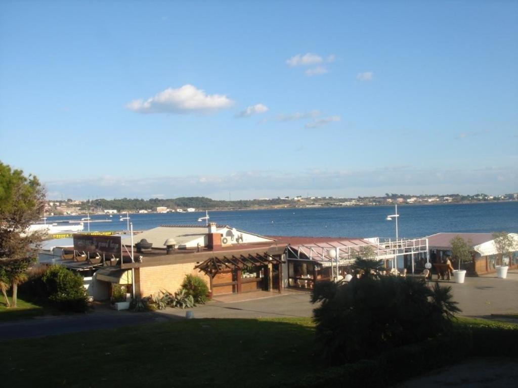 - une vue sur un port de plaisance avec une grande étendue d'eau dans l'établissement Agréable F1 avec balcon à Balaruc-les-Bains, 4 couchages, animaux admis - FR-1-680-10, à Balaruc-les-Bains