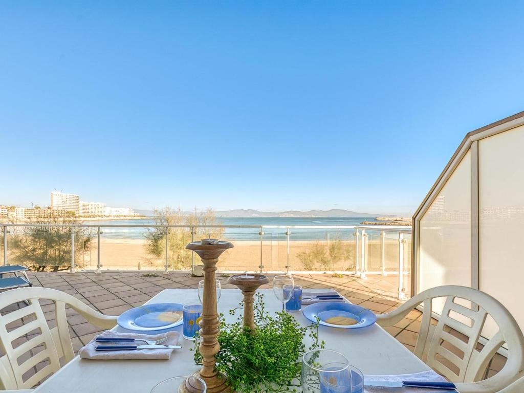 uma mesa de jantar com vista para a praia em Apartamento L'Escala, 2 dormitorios, 6 personas - ES-89-130 em Torroella de Montgrí