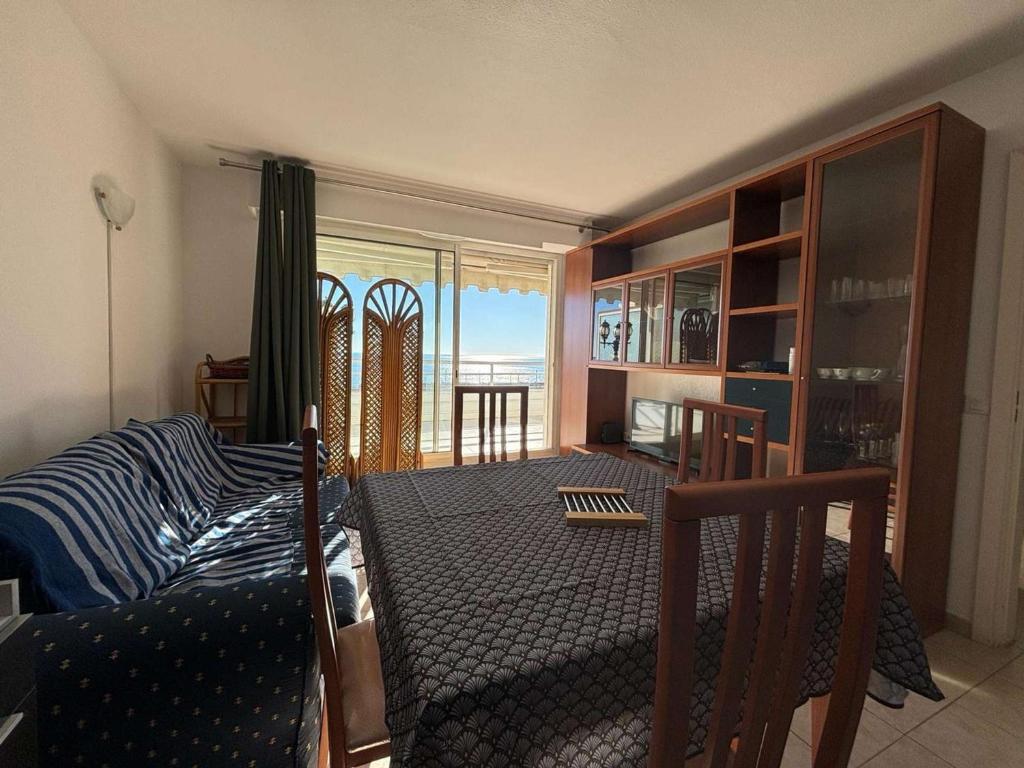 - une chambre avec un lit et une table avec vue dans l'établissement Appartement 3 pièces proche plage à Cannes la Bocca - FR-1-609-95, à Cannes