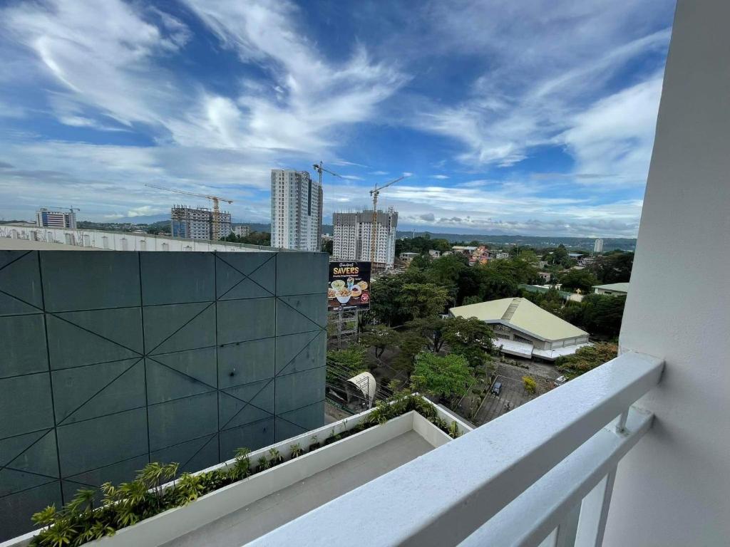 Nespecifikovaný výhled na destinaci Davao nebo výhled na město při pohledu z aparthotelu
