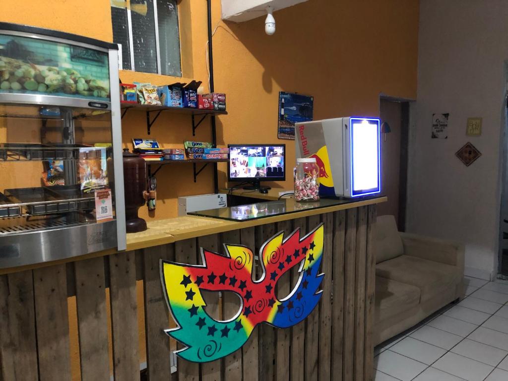 a counter with a mask on it in a restaurant at Lê'Frevo Pernambucano Hostel in Recife